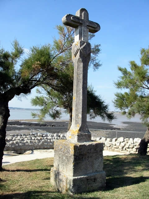 Croix de l'Ermitage avant sa restauration en 2014 - Talmont‑sur‑Gironde © CARA, 2009